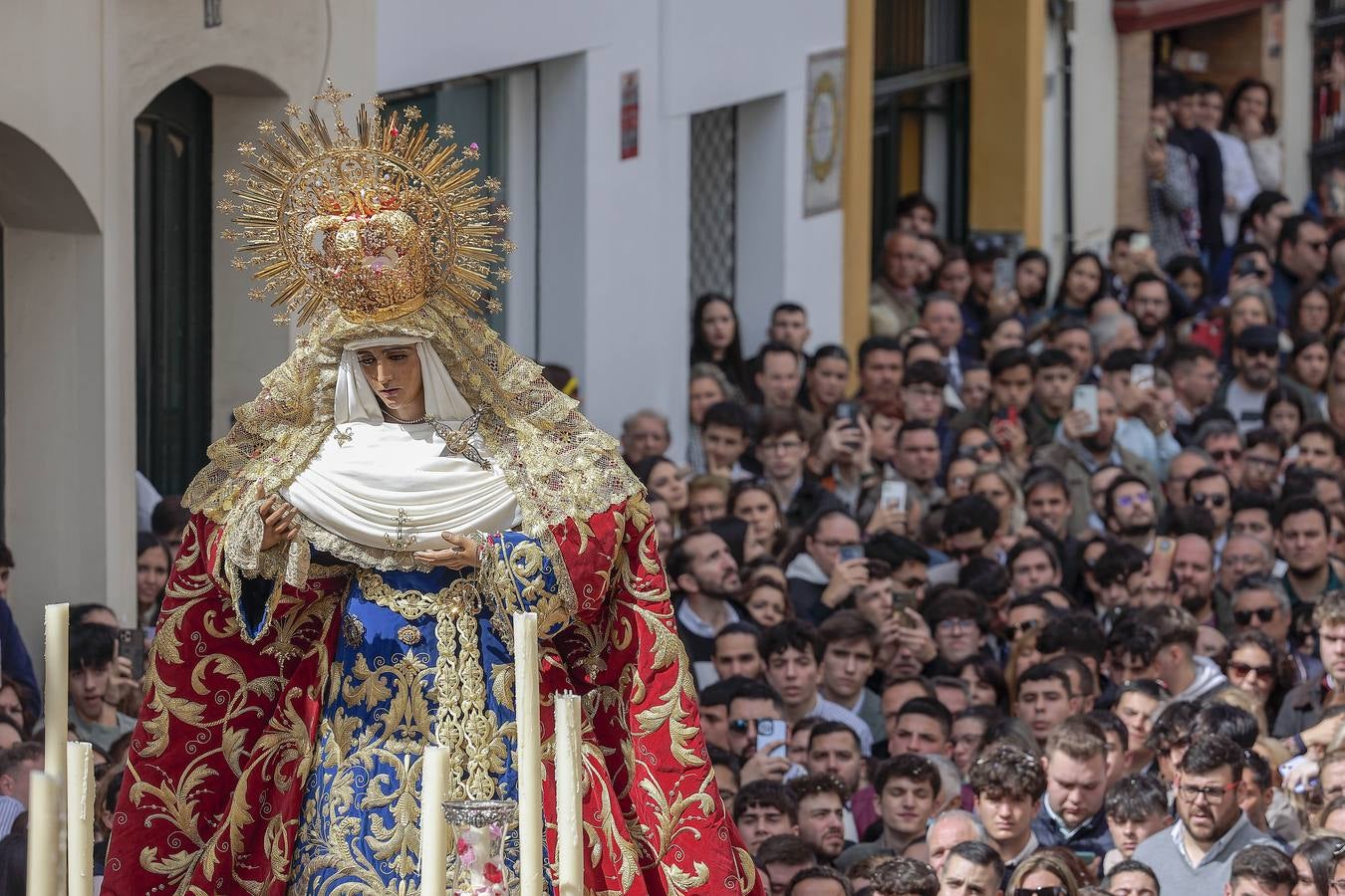 La Esperanza de Triana avanza hacia su capilla entre una multitud de fieles