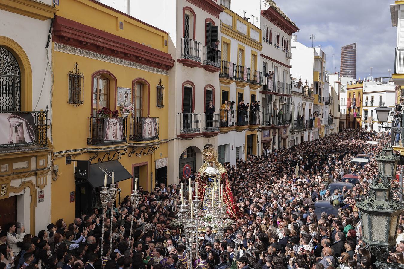 La Esperanza de Triana avanza hacia su capilla entre una multitud de fieles