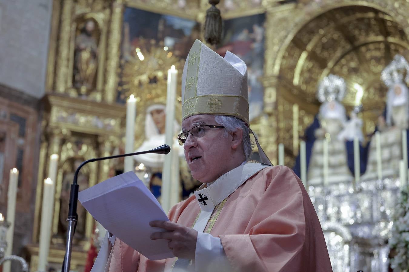 La Esperanza de Triana avanza hacia su capilla entre una multitud de fieles