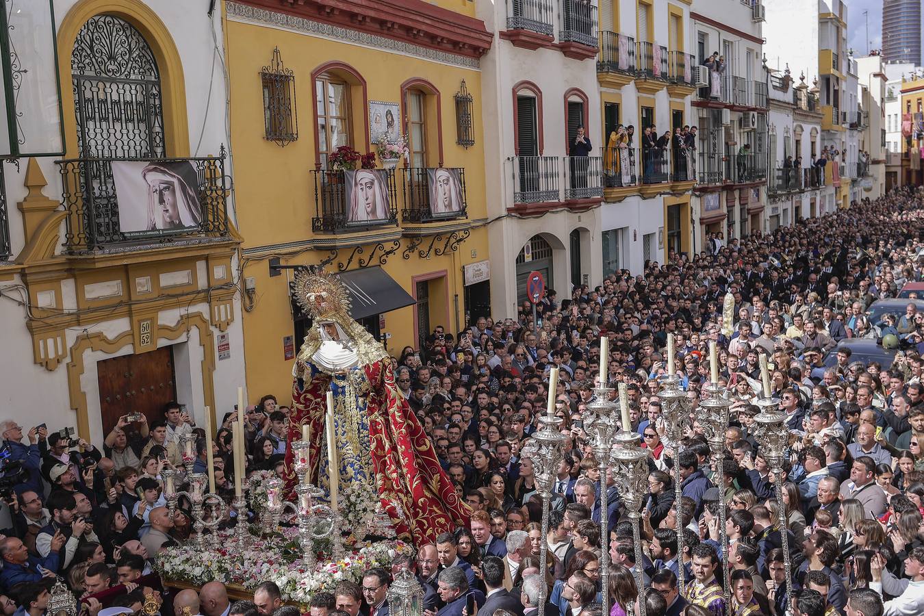 La Esperanza de Triana avanza hacia su capilla entre una multitud de fieles