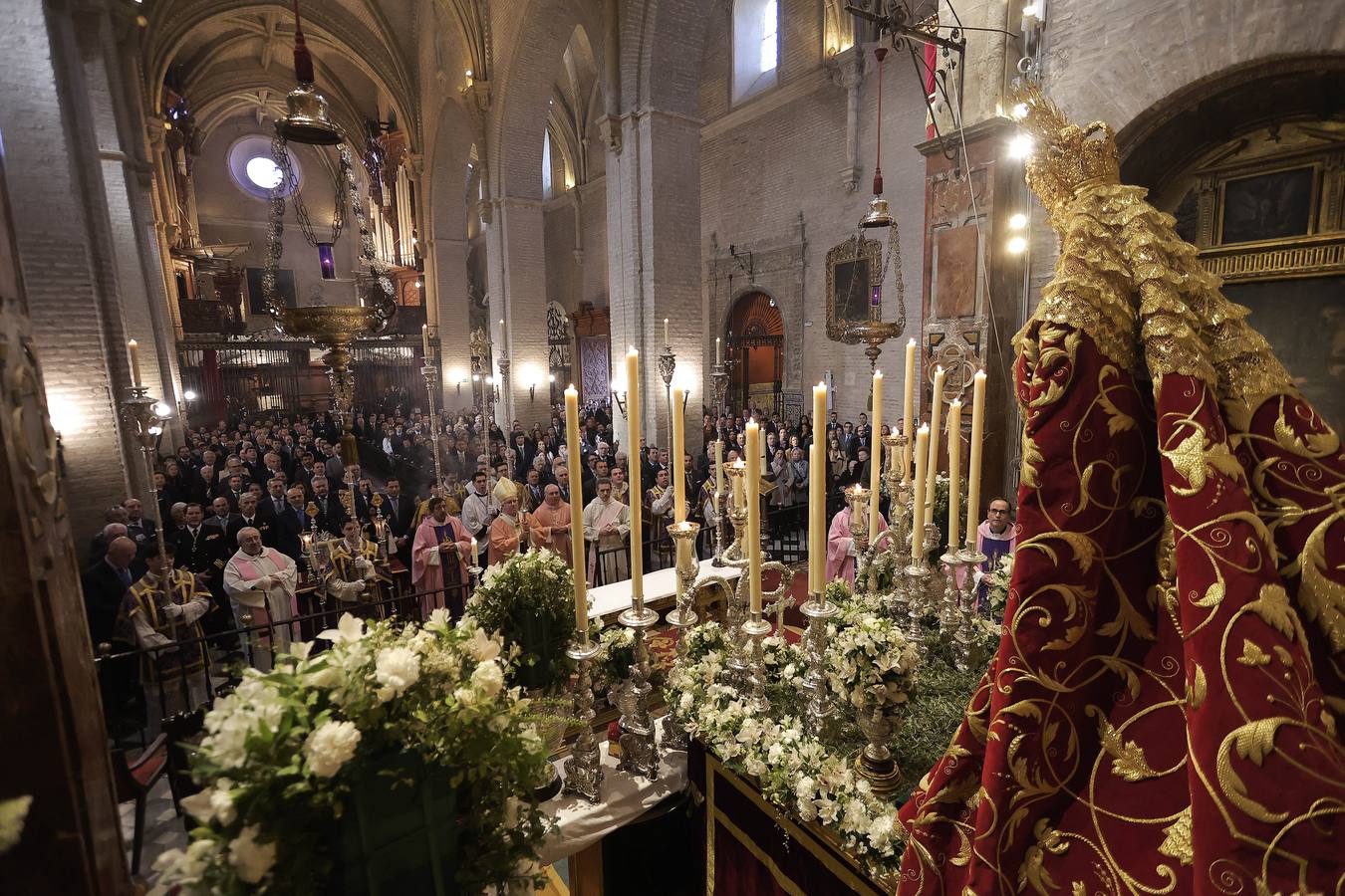 La Esperanza de Triana avanza hacia su capilla entre una multitud de fieles