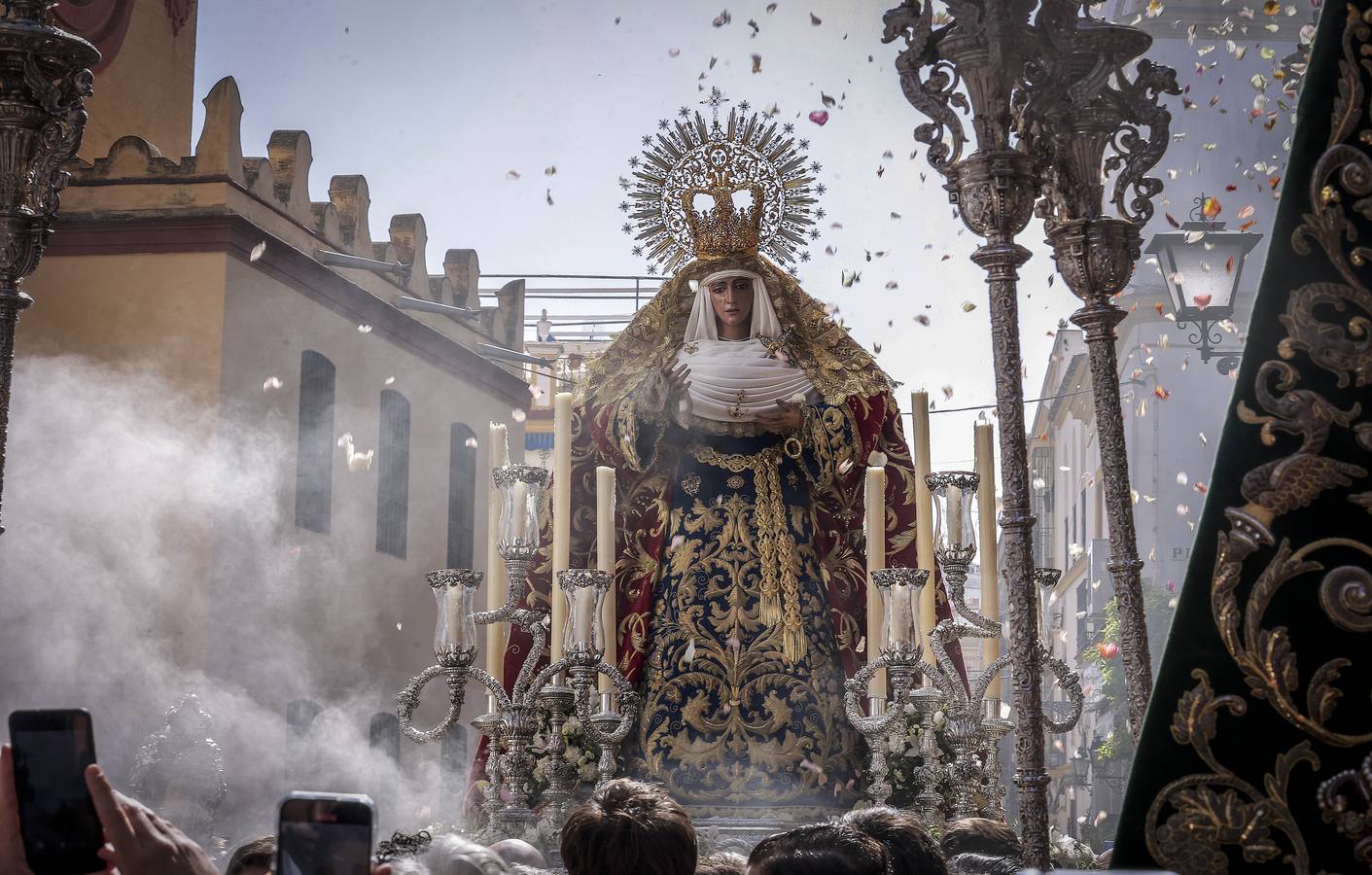 La Esperanza de Triana avanza hacia su capilla entre una multitud de fieles