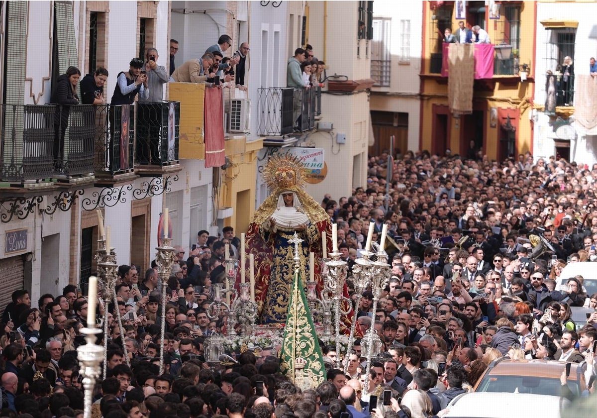 Triana se echó a la calle para el traslado de la Esperanza