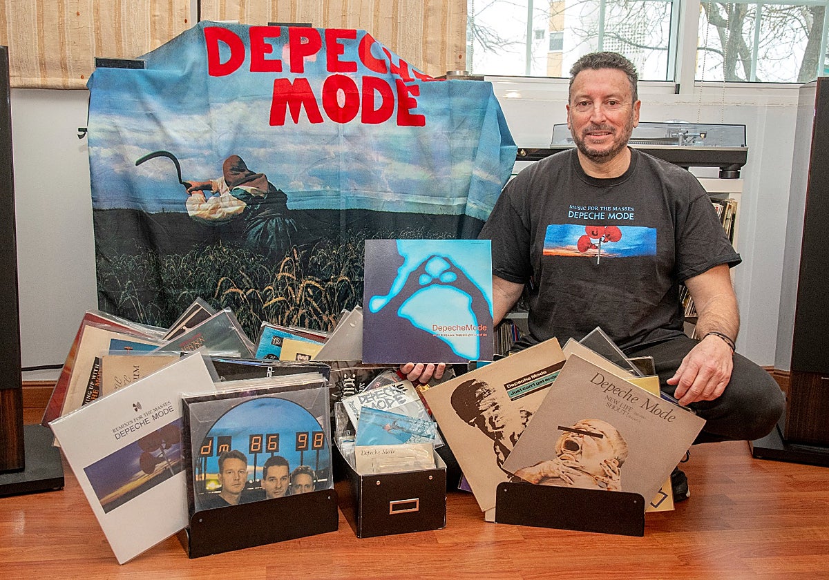 Gerardo Parra con los discos de vinilo que forman parte de su colección de Depeche Mode