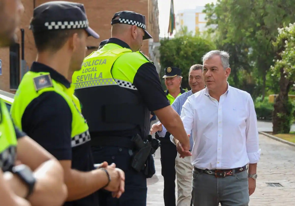 El alcalde saluda a unos agentes de Policía en una imagen de archivo