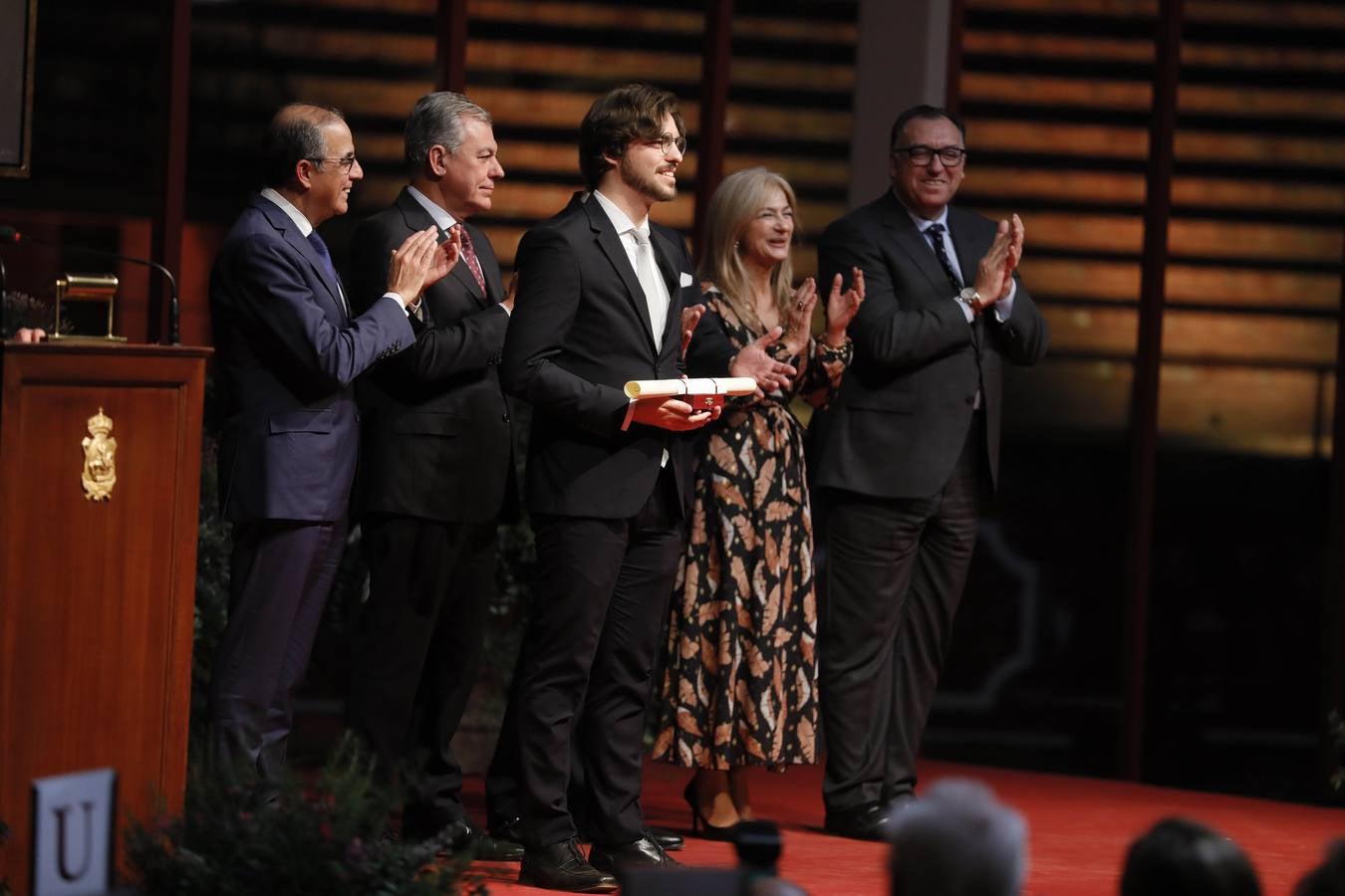 Los premiados recogieron sus distinciones en el ruedo de la Real Maestranza