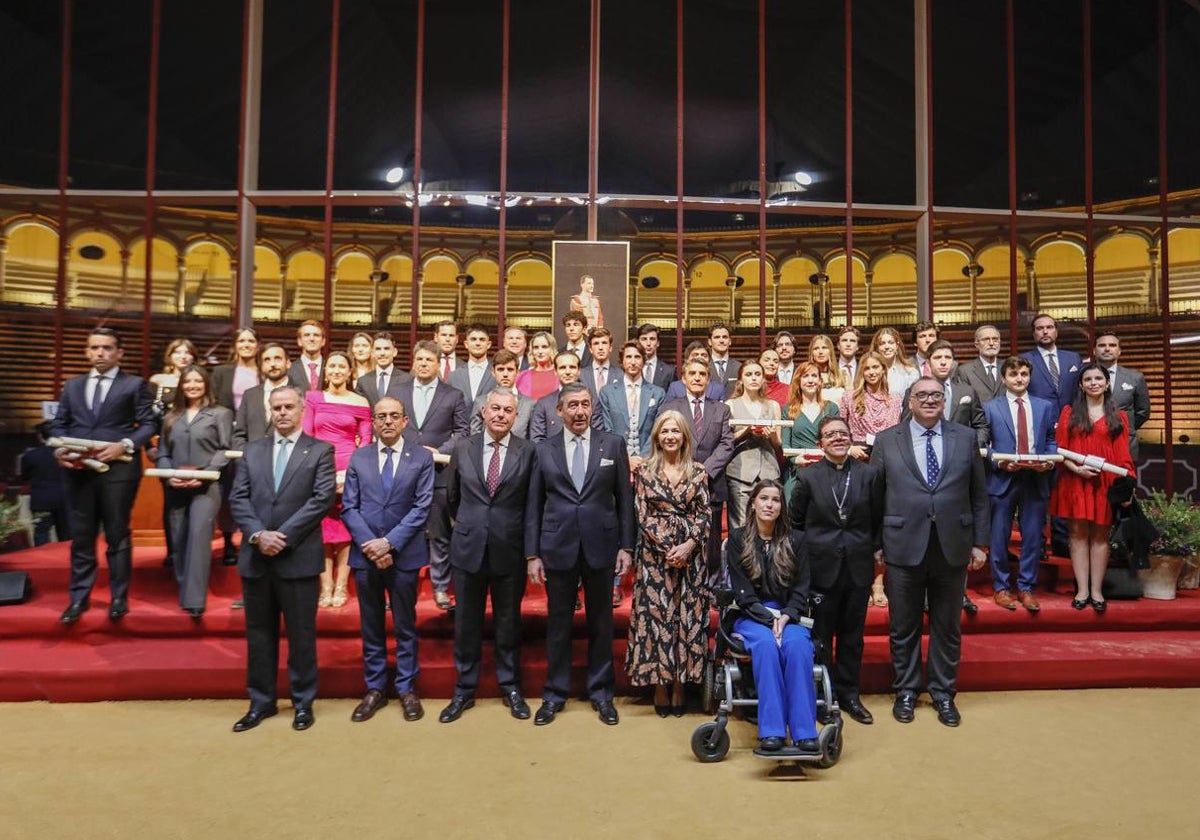 Foto de familia de las autoridades y premiados