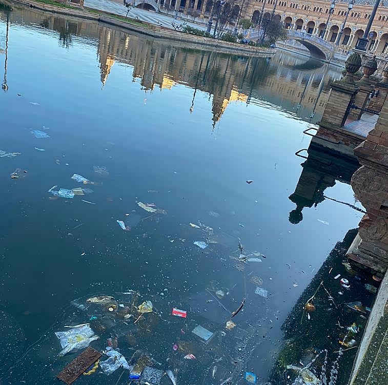La ría de la Plaza de España, anegada de basura ayer por la mañana