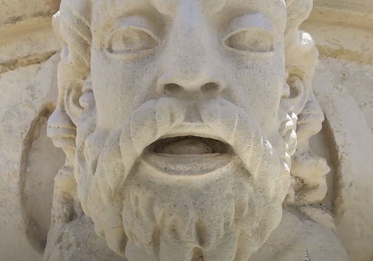 Una de las caras de la Giralda restaurada