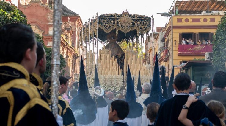 El palio de la Estrella surcando Triana