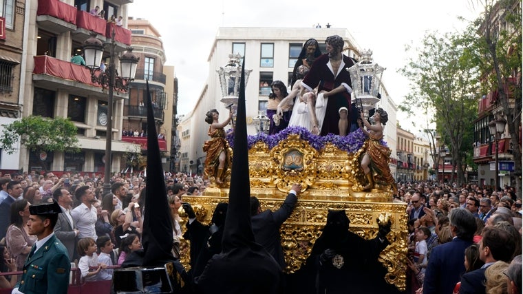 Paso de la Hermandad de Santa Marta en Carrera Oficial