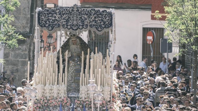 La Virgen de la Hiniesta Dolorosa en su barrio