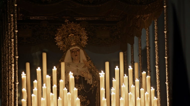 La Santísima Virgen de los Dolores, de la hermandad de Santa Cruz, durante su estación de penitencia un Martes Santo