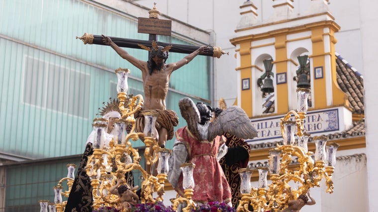 El Santísimo Cristo de las Aguas, durante su estación de penitencia un Lunes Santo