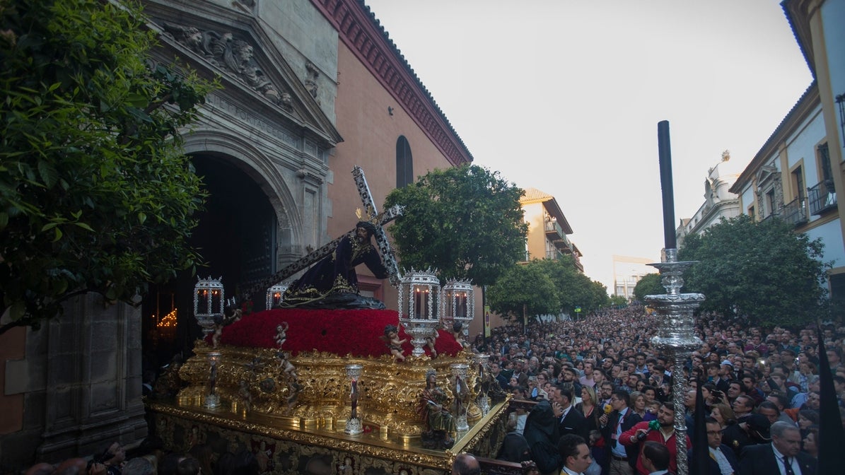 Nuestro Padre Jesús de las Penas, de la Hermandad de las Penas de San Vicente, en procesión un Lunes Santo