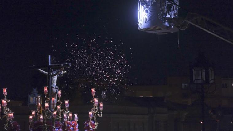 Petalada de los bomberos al Cristo de la Salud