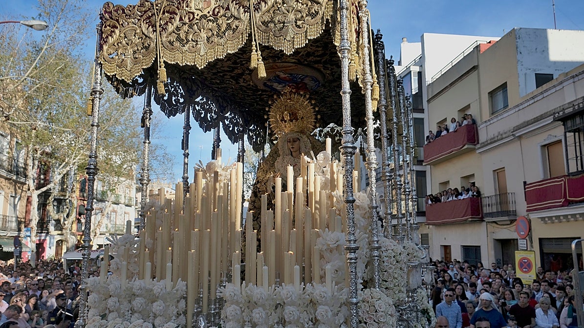 Palio de la Virgen de la Caridad, de la Hermandad del Baratillo, durante su estación de penitencia un Miércoles Santo