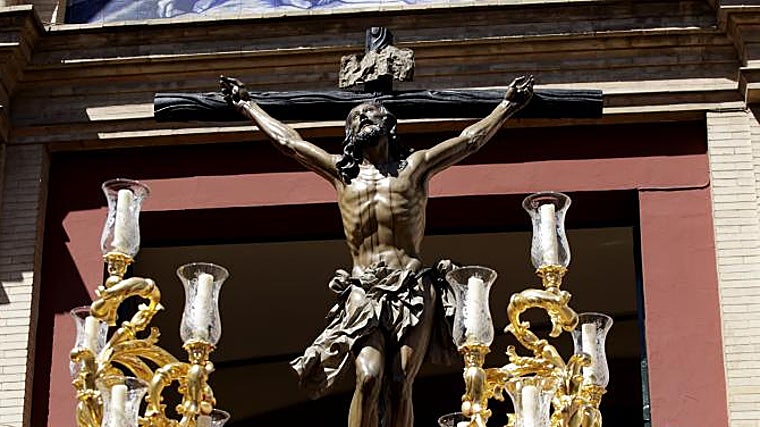 El Cristo de la Expiración saliendo de su basílica en Triana