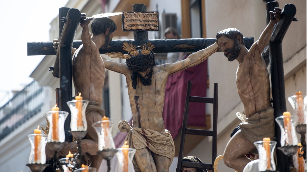 El Cristo de la Salud, de la Hermandad de la Carretería, durante su estación de penitencia un Viernes Santo