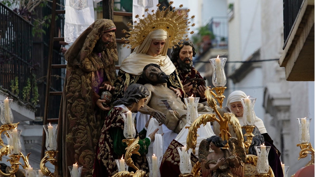 El Señor Descendido de la Cruz y la Virgen de la Piedad, de la Hermandad de la Mortaja, un Viernes Santo