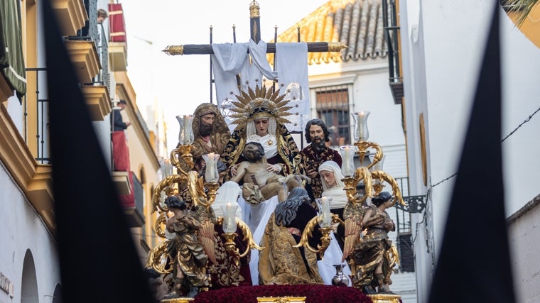 Misterio de la Hermandad de la Mortaja, durante su estación de penitencia, un Viernes Santo