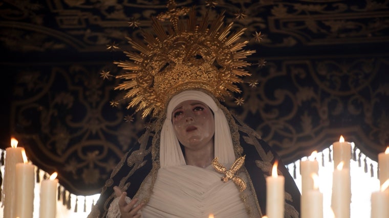 Palio de la Virgen del Mayor Dolor, de la Hermandad de la Carretería, durante su estación de penitencia un Viernes Santo