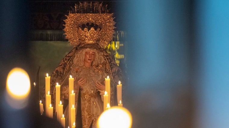 Nuestra Señora de Loreto, de la Hermandad de San Isidoro, durante su estación de penitencia un Viernes Santo