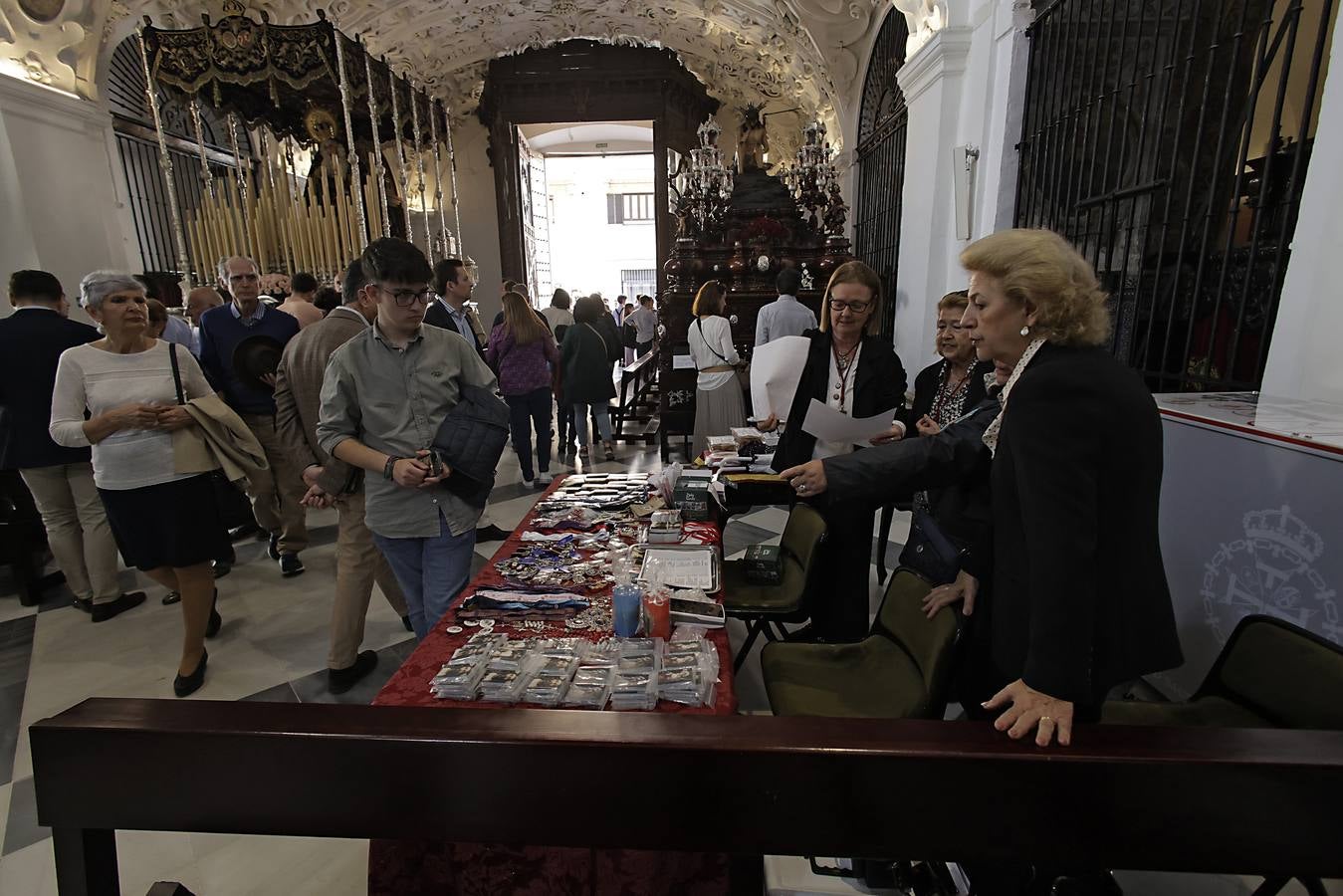 Besamanos de la Hermandad de la Sagrada Cena, en la iglesia de los Terceros de Sevilla