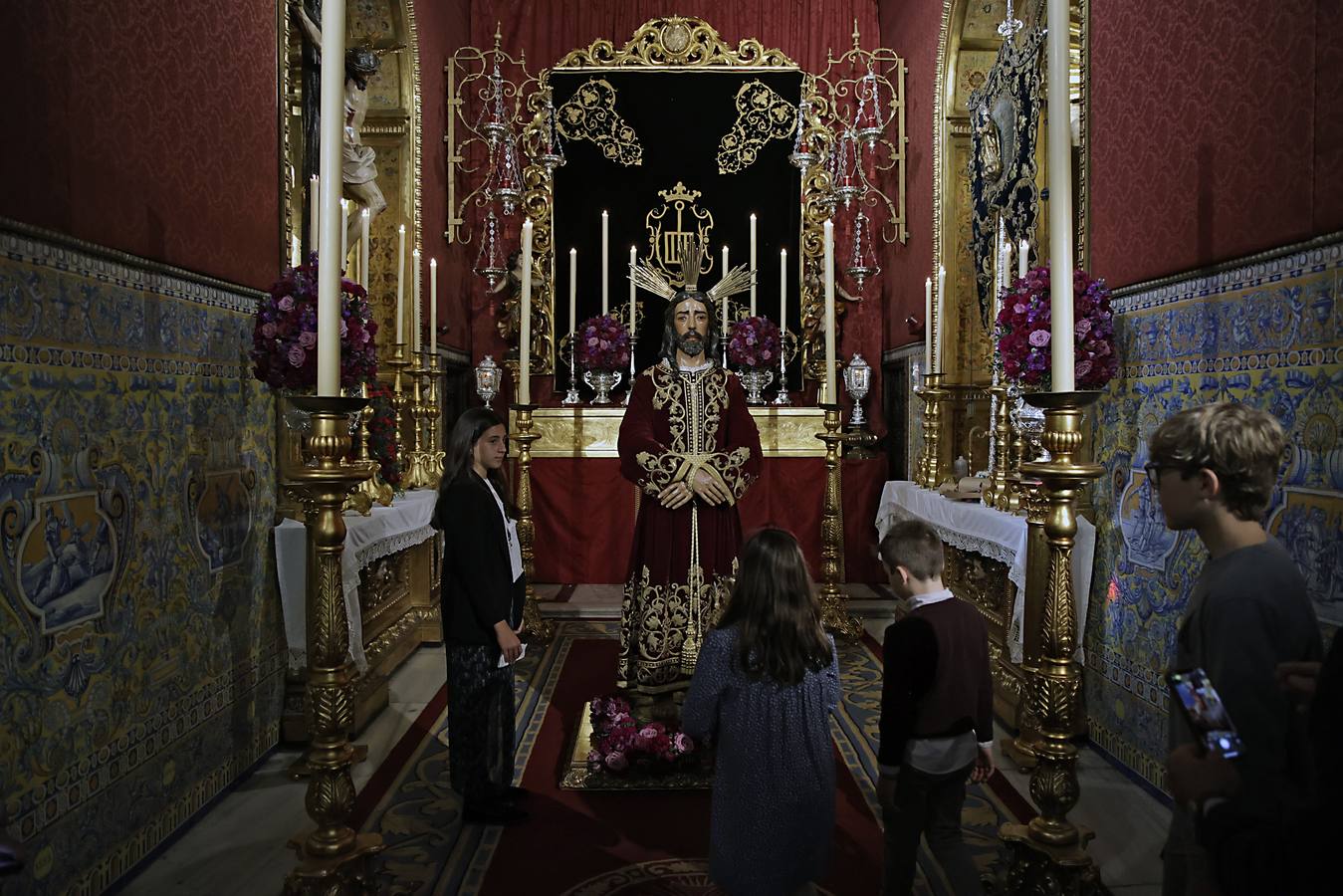 Besamanos de la Hermandad del Dulce Nombre, en la iglesia de San Lorenzo de Sevilla