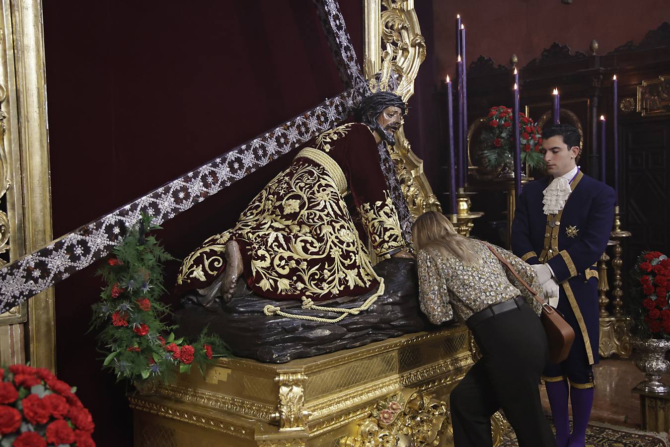 Besamanos de la Hermandad de las Penas de San Vicente, en la iglesia de San Vicente de Sevilla