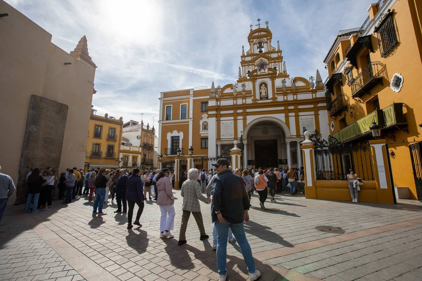 Ambiente en la Basílica de la Macarena durante el Domingo de Pasión 2024