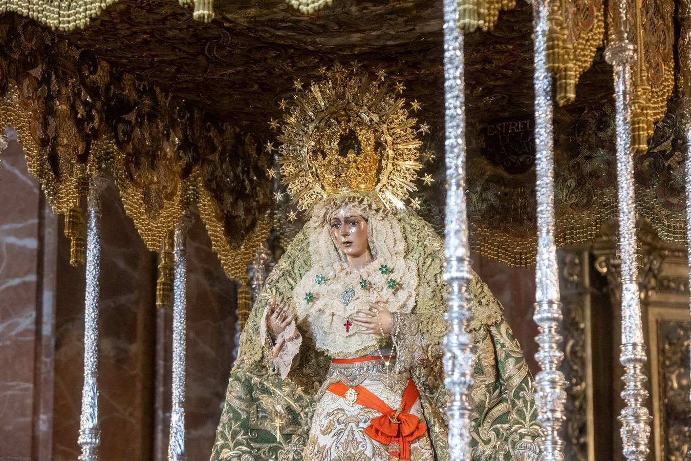 Ambiente en la Basílica de la Macarena durante el Domingo de Pasión 2024