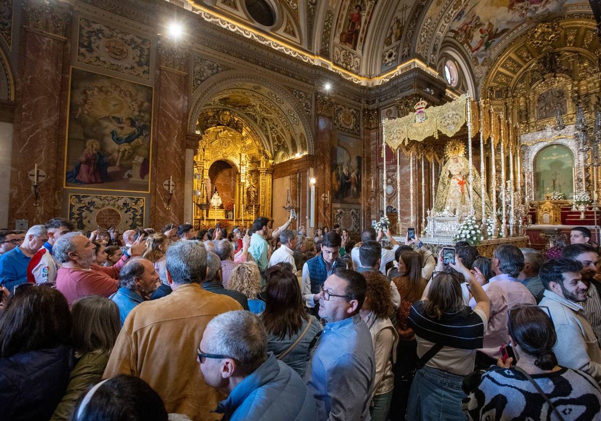 Numerosos fieles se han acercado a la Basílica de la Macarena este Domingo de Pasión en Sevilla