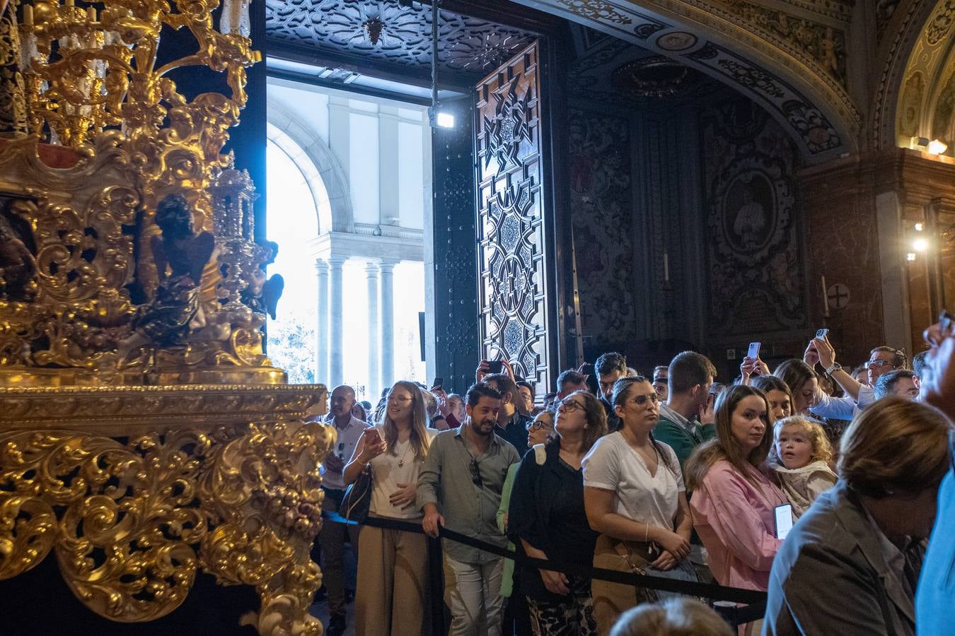 Ambiente en la Basílica de la Macarena durante el Domingo de Pasión 2024