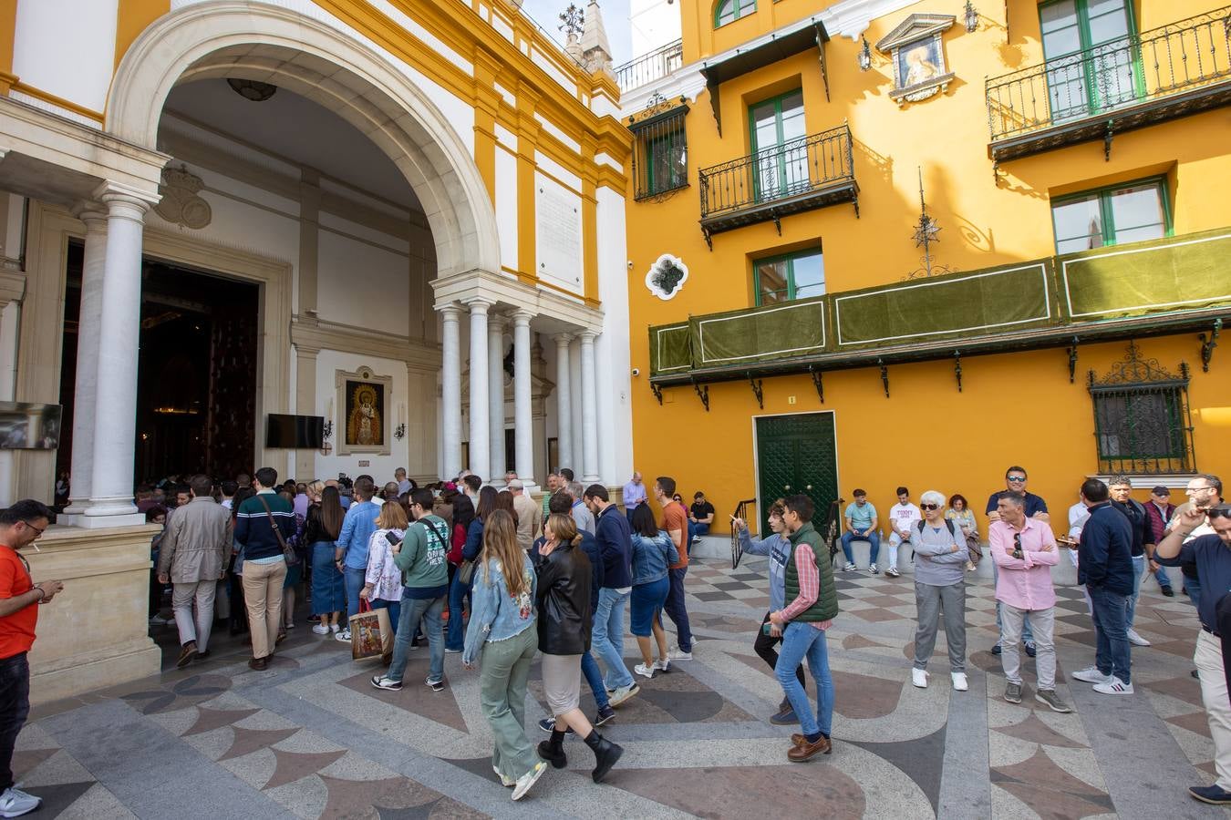 Ambiente en la Basílica de la Macarena durante el Domingo de Pasión 2024