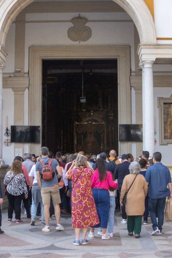 Ambiente en la Basílica de la Macarena durante el Domingo de Pasión 2024