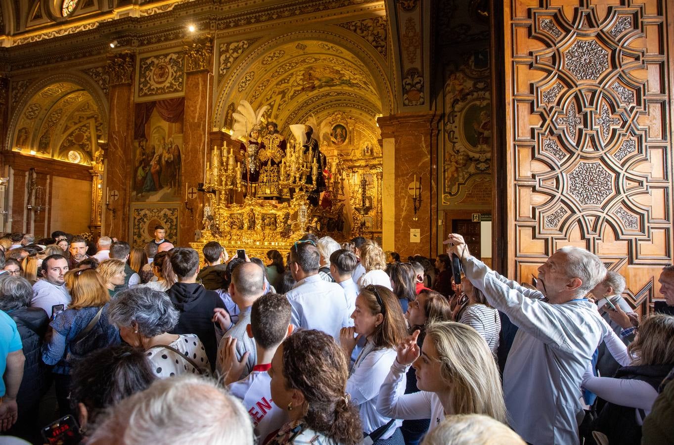 Ambiente en la Basílica de la Macarena durante el Domingo de Pasión 2024