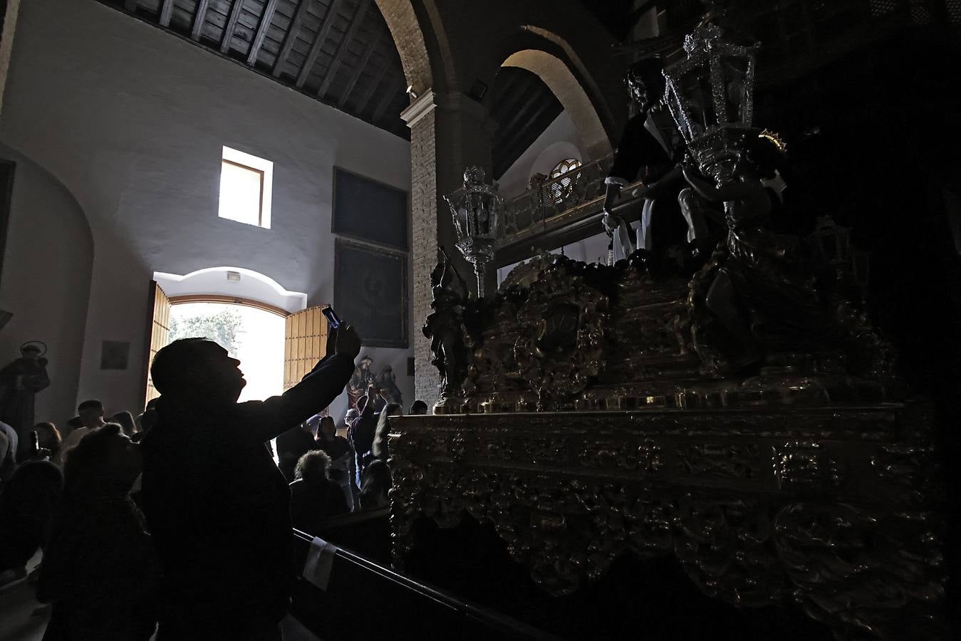 Besamanos de la Hermandad de Santa Marta, en la iglesia de San Andrés de Sevilla