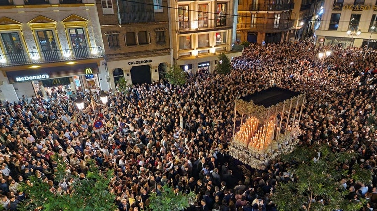 Una buena opción para disfrutar con los niños la Madrugada del Viernes Santo es ver la última parte del recorrido de la hermandad de Los Gitanos