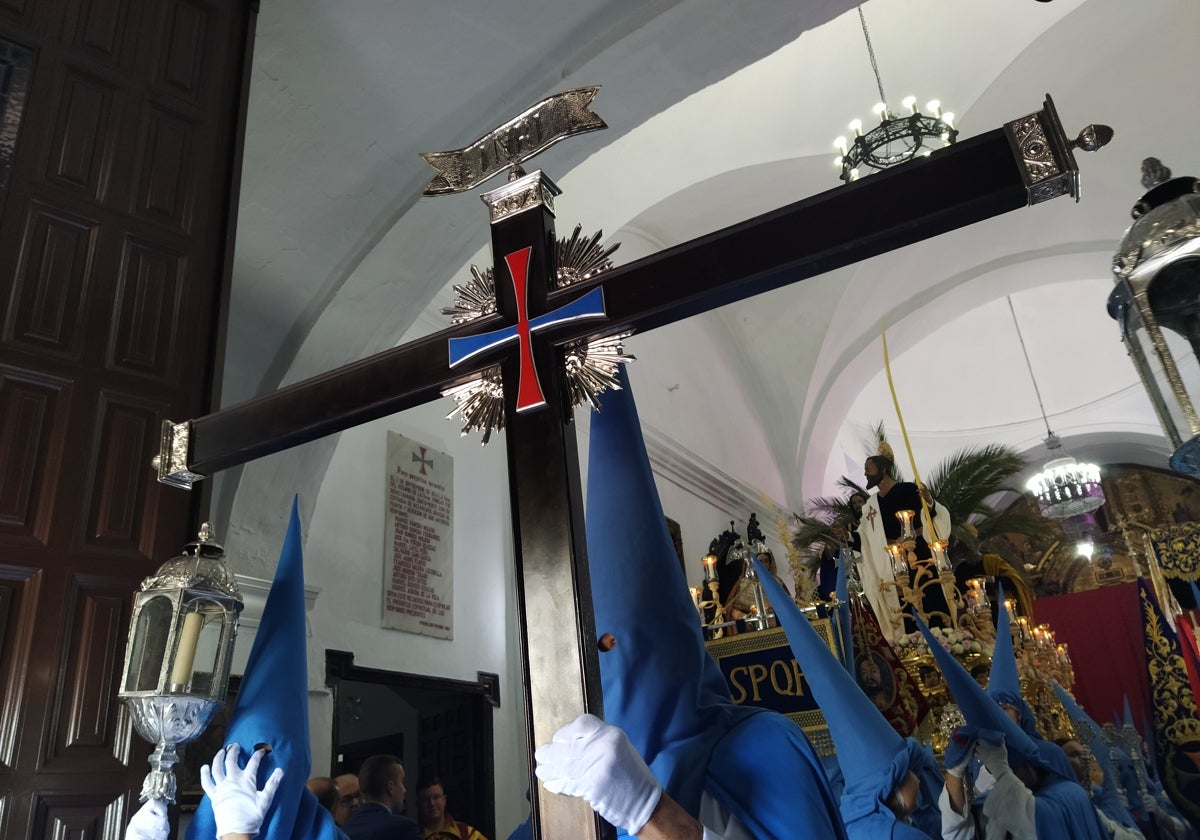 La Cruz de Guía de la hermandad de La Trinidad, con La Borriquita, supone el inicio de la Semana Santa de Utrera