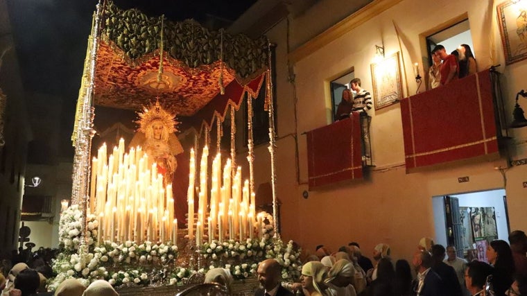 La Virgen de las Veredas, de la hermandad de Los Estudiantes, procesiona en la tarde del Martes Santo en Utrera