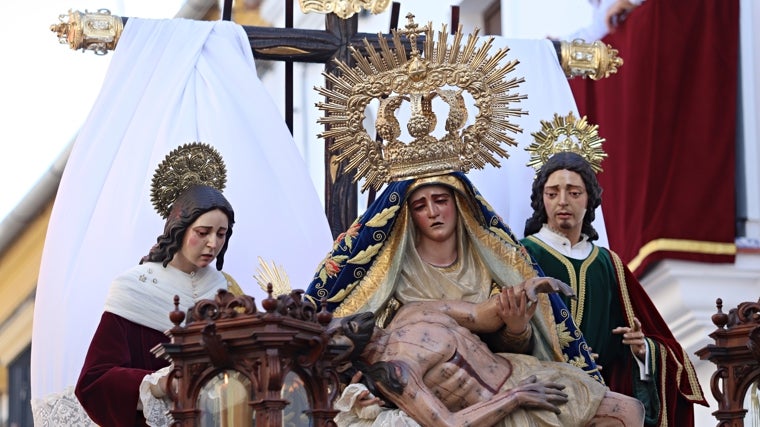 El paso de la Piedad, de la Quinta Angustia, procesiona en la tarde del Domingo de Ramos en Utrera