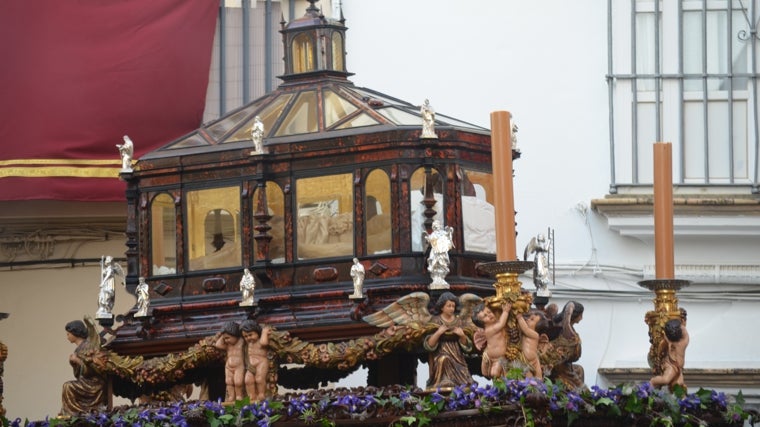 El paso del Santísimo Cristo Yacente forma parte del cortejo de la hermandad del Santo Entierro de Utrera