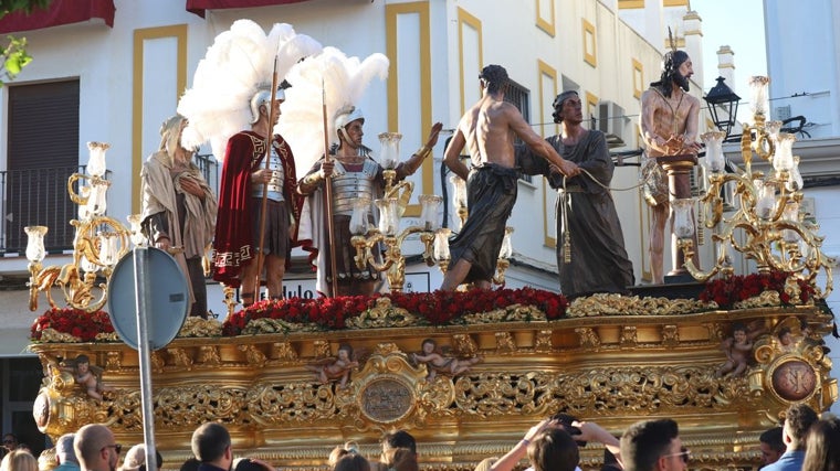 El paso de misterio de la hermandad de la Vera-Cruz de Utrera procesiona por las calles de la ciudad en la tarde del Viernes Santo