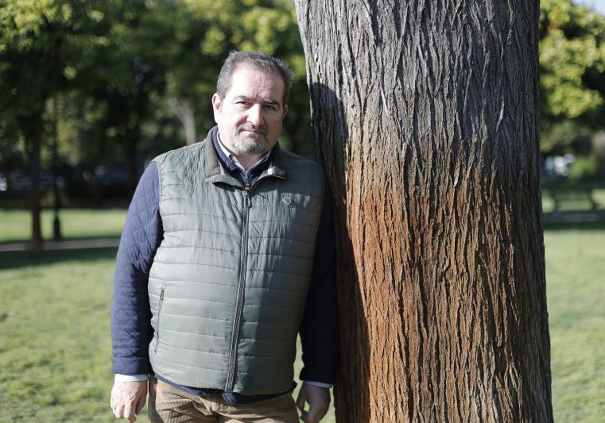 Federico Casado Reina junto al árbol que plantó Juanita Reina en el Parque de Los Príncipes a finales de los ochenta a propuesta del periodista Cristóbal Cervantes