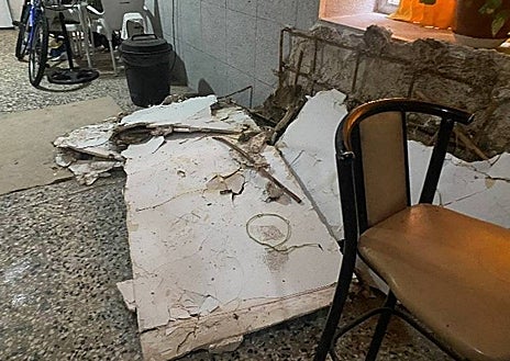 Imagen secundaria 1 - El techo del bar Esperanza Macarena se desprendió el pasado 12 de febrero sobre el suelo, la barra y los enseres del establecimiento