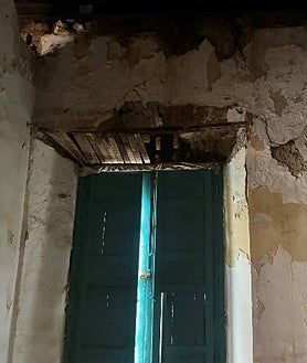 Imagen secundaria 2 - El techo del bar Esperanza Macarena se desprendió el pasado 12 de febrero sobre el suelo, la barra y los enseres del establecimiento