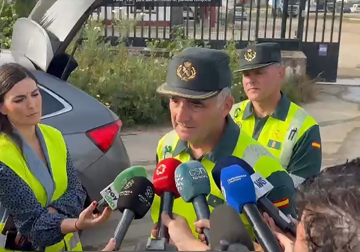 El comandante jefe de Tráfico de la Guardia Civil, Rafael Jiménez, atiende a los medios
