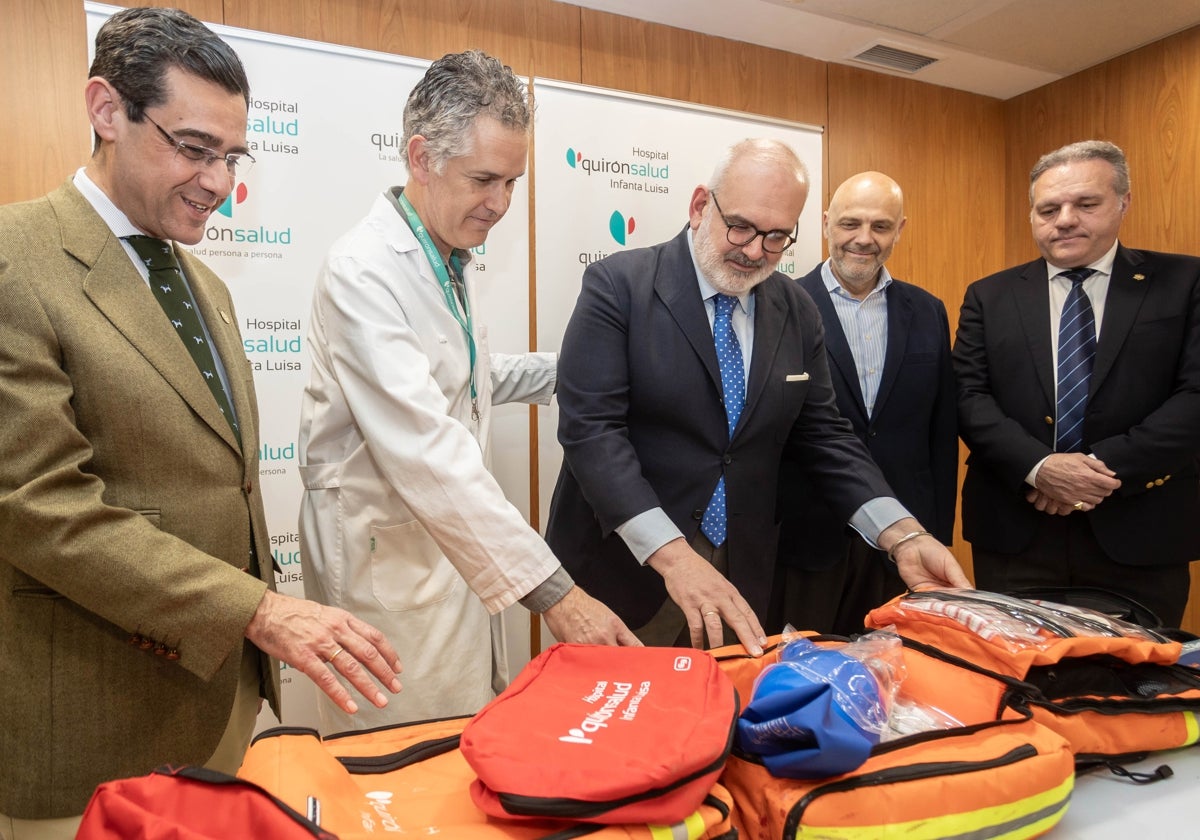 Los hermanos mayores de La O, Esperanza de Triana y La Estrella junto a personal de QuirónSalud