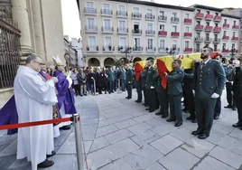 Despedida entre aplausos a los guardias civiles fallecidos en el accidente de la AP-4 en Sevilla, en imágenes